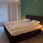 City Centre Apartment With Free Parking