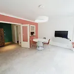 City Centre Apartment With Free Parking
