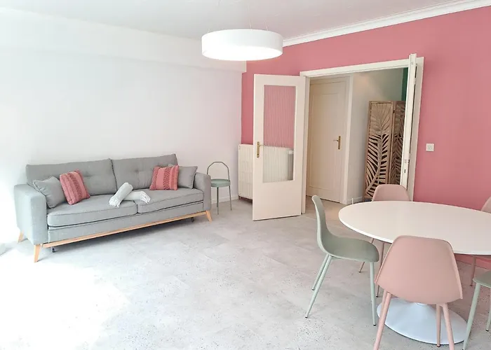 City Centre Apartment With Free Parking