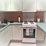City Centre Apartment With Free Parking